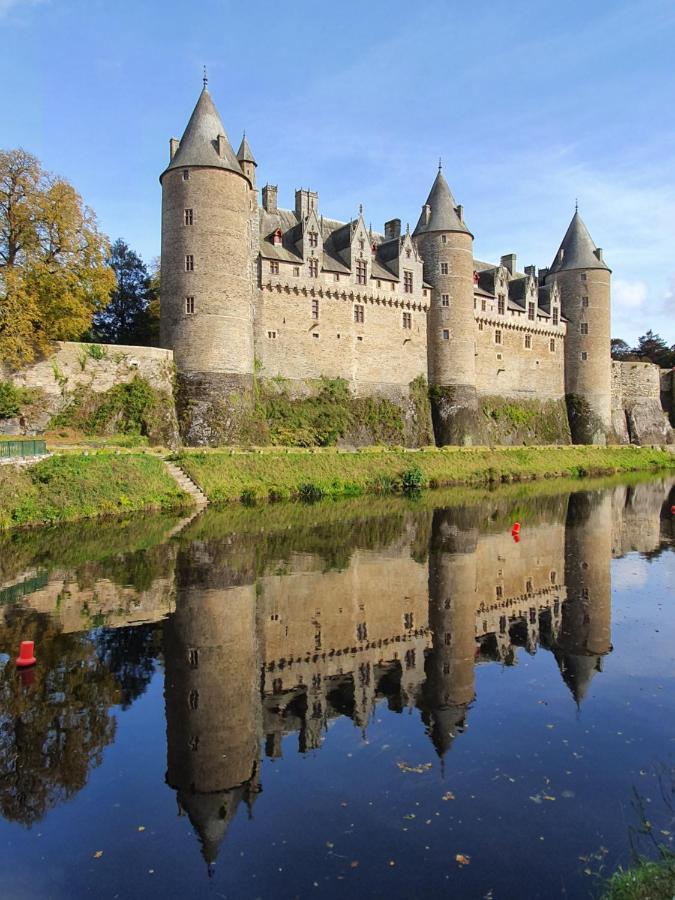 Aux Lits Du Canal Bed and Breakfast Josselin Exterior foto