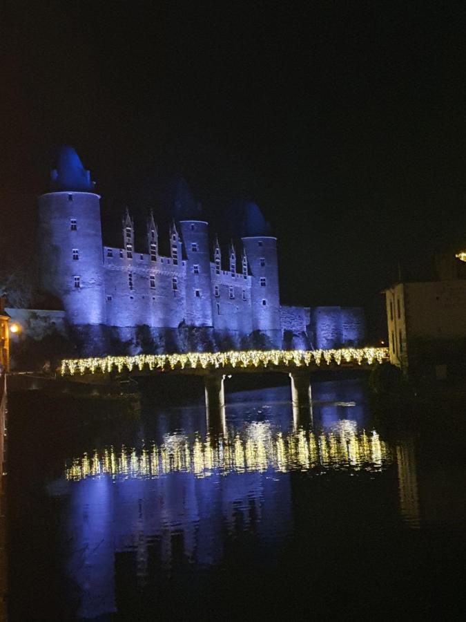 Aux Lits Du Canal Bed and Breakfast Josselin Exterior foto