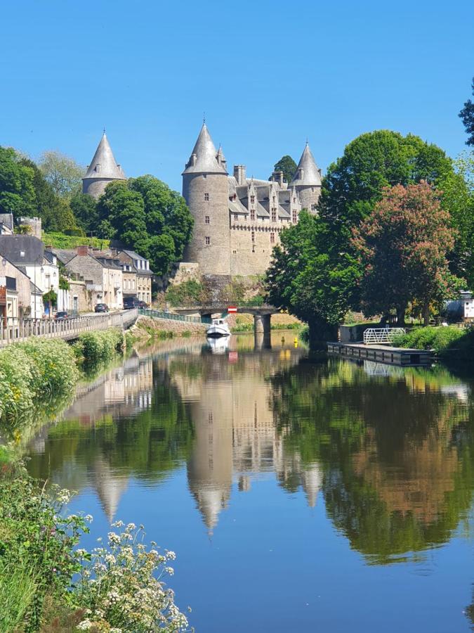 Aux Lits Du Canal Bed and Breakfast Josselin Exterior foto