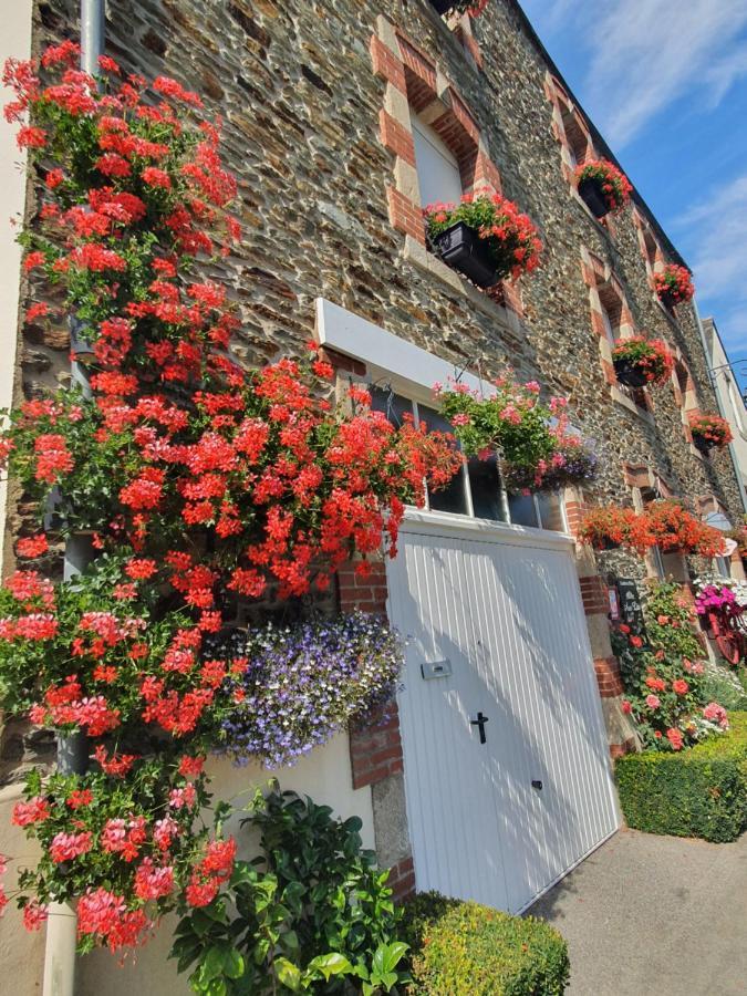 Aux Lits Du Canal Bed and Breakfast Josselin Exterior foto